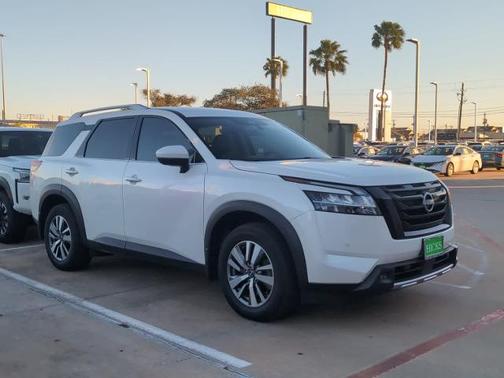 2023 Nissan Pathfinder SL