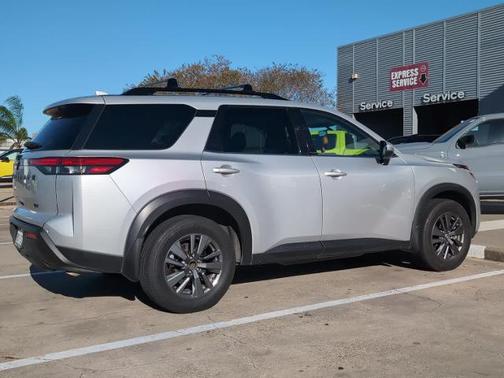 2022 Nissan Pathfinder SV