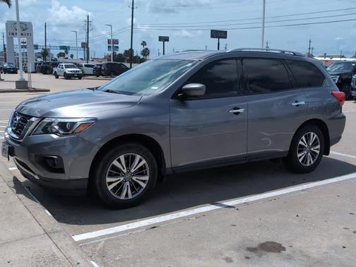 2020 Nissan Pathfinder SV