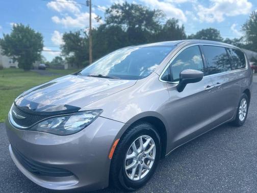 Molten Silver 2017 Chrysler Pacifica LX