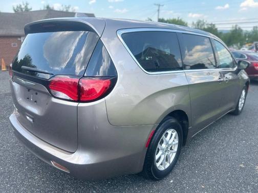 Molten Silver 2017 Chrysler Pacifica LX