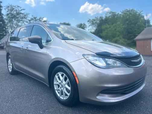 Molten Silver 2017 Chrysler Pacifica LX