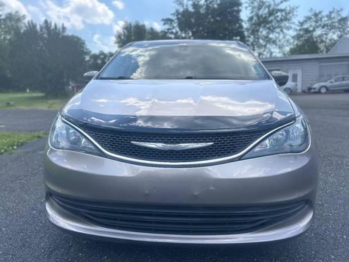 Molten Silver 2017 Chrysler Pacifica LX