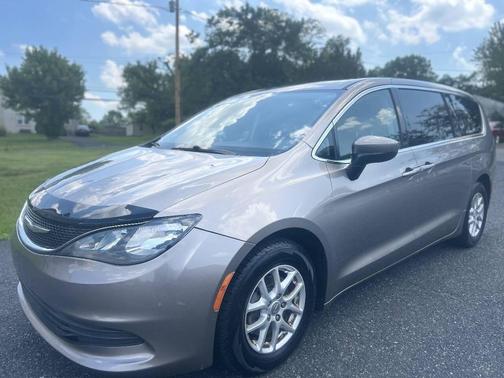 Molten Silver 2017 Chrysler Pacifica LX