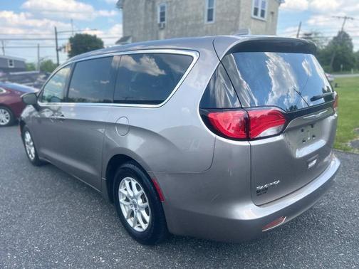 Molten Silver 2017 Chrysler Pacifica LX