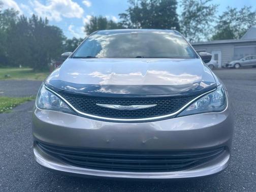 Molten Silver 2017 Chrysler Pacifica LX