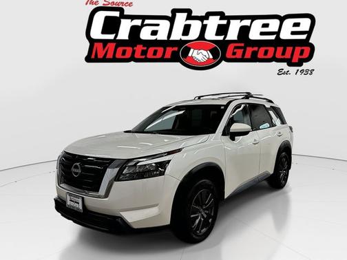 White 2024 Nissan Pathfinder SV