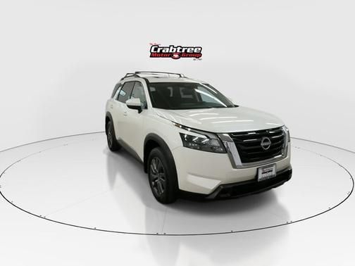 White 2024 Nissan Pathfinder SV