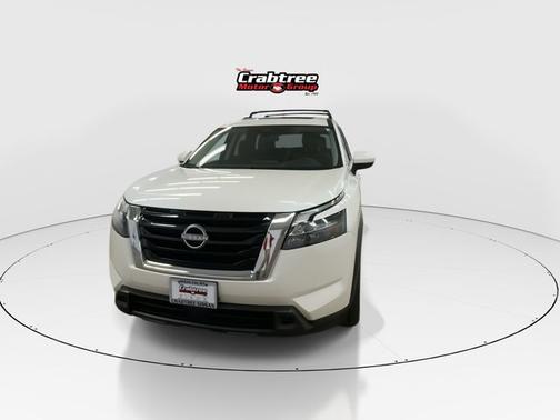 White 2024 Nissan Pathfinder SV