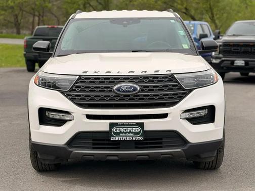 White 2023 Ford Explorer XLT AWD