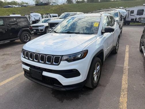 White 2023 Jeep Compass Latitude
