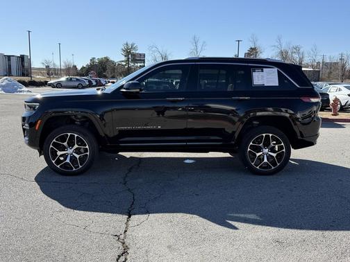 2022 Jeep Grand Cherokee Summit