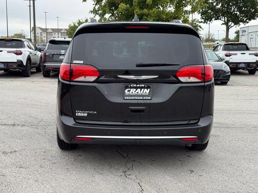 Brilliant Black Crystal Pearlcoat 2018 Chrysler Pacifica Touring-L