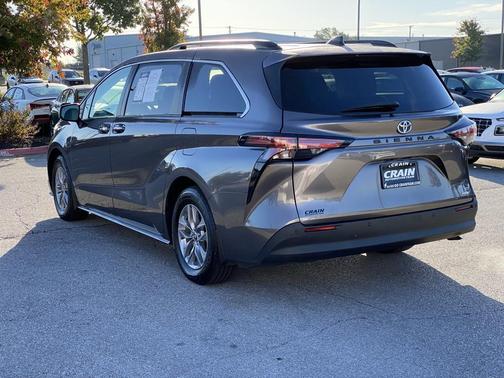 2022 Toyota Sienna XLE 8 Passenger