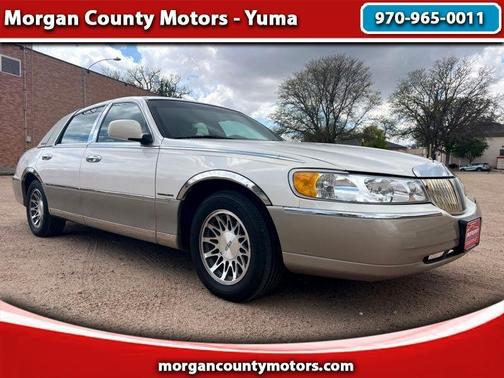 White 2001 Lincoln Town Car Signature