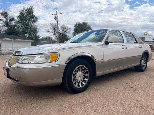 White 2001 Lincoln Town Car Signature