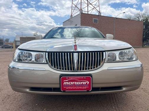 White 2001 Lincoln Town Car Signature