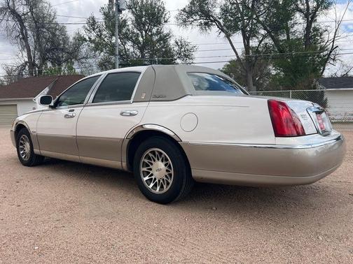 White 2001 Lincoln Town Car Signature