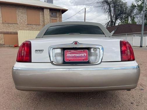 White 2001 Lincoln Town Car Signature