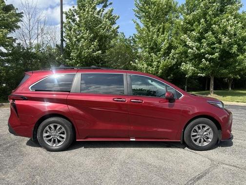 2022 Toyota Sienna XLE 7 Passenger