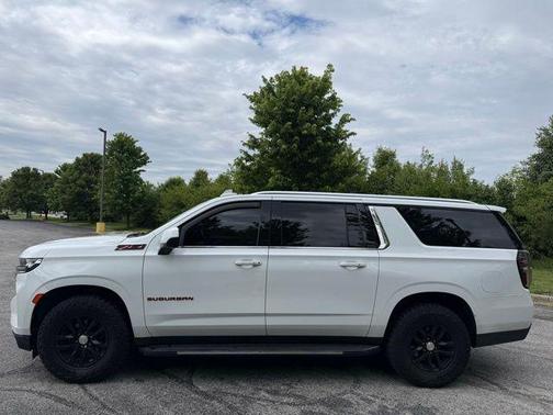 Summit White 2022 Chevrolet Suburban LT