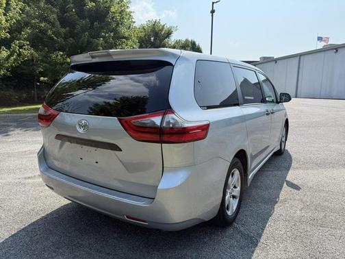 2020 Toyota Sienna SE