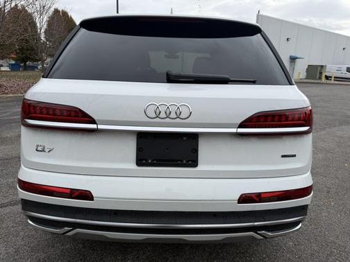 2023 Audi Q7 45 Premium Plus