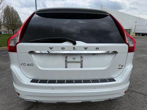 White 2016 Volvo XC60 T6 Drive-E Platinum