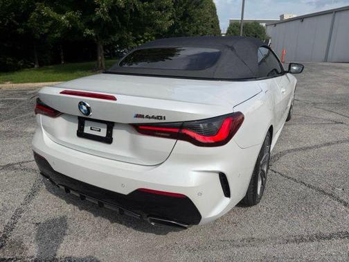 Mineral White Metallic 2022 BMW M440 i
