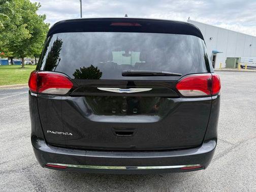 Brilliant Black Crystal Pearlcoat 2018 Chrysler Pacifica Touring-L