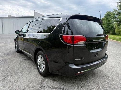 Brilliant Black Crystal Pearlcoat 2018 Chrysler Pacifica Touring-L