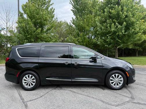 Brilliant Black Crystal Pearlcoat 2018 Chrysler Pacifica Touring-L