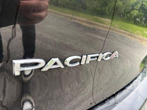 Brilliant Black Crystal Pearlcoat 2018 Chrysler Pacifica Touring-L