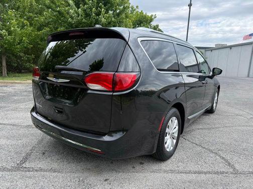 Brilliant Black Crystal Pearlcoat 2018 Chrysler Pacifica Touring-L