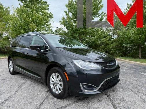 Brilliant Black Crystal Pearlcoat 2018 Chrysler Pacifica Touring-L