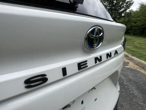 2022 Toyota Sienna LE
