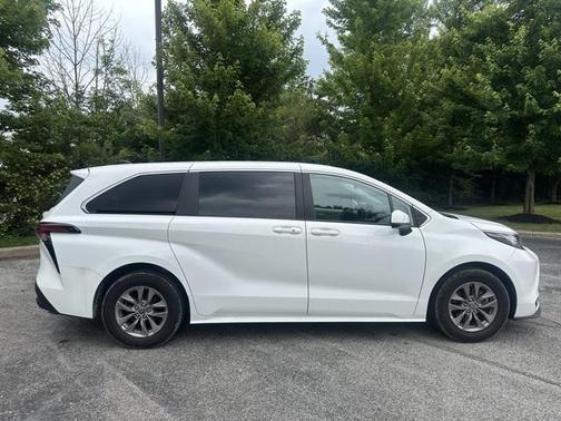 2022 Toyota Sienna LE