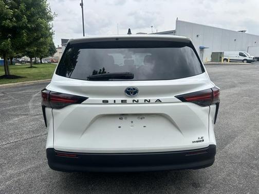2022 Toyota Sienna LE