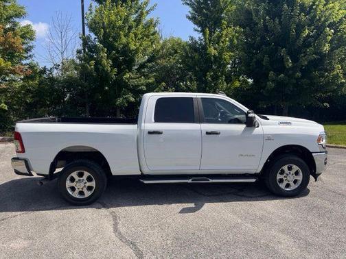Bright White Clearcoat 2024 RAM 2500 Big Horn Crew Cab 4x4 6'4' Box