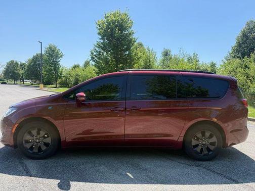 Velvet Red Pearlcoat 2020 Chrysler Pacifica Hybrid Limited