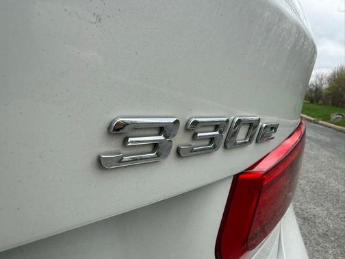 White Metallic 2018 BMW 330e iPerformance