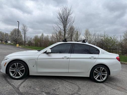 White Metallic 2018 BMW 330e iPerformance