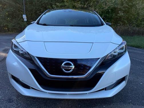 2-Tone White/Black 2018 Nissan Leaf SV