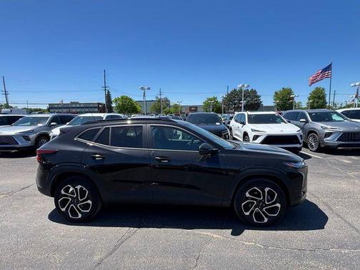 Mosaic Black Metallic 2024 Chevrolet Trax FWD 2RS