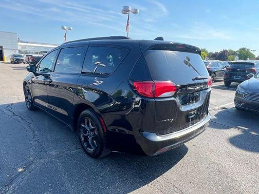 Brilliant Black Crystal Pearlcoat 2018 Chrysler Pacifica Touring-L Plus