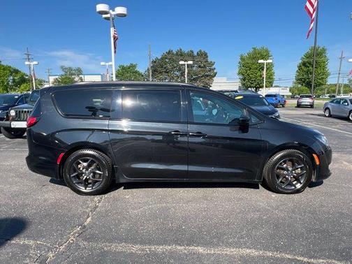 Brilliant Black Crystal Pearlcoat 2018 Chrysler Pacifica Touring-L Plus