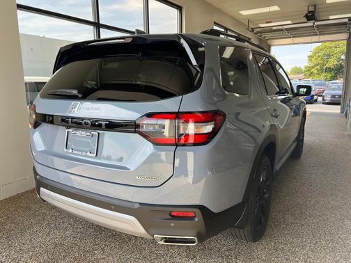 2025 Honda Pilot Touring 8-Passenger