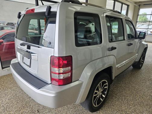 Bright Silver Metallic Clearcoat 2011 Jeep Liberty Sport