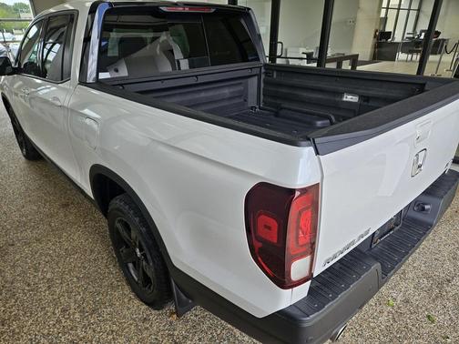 Platinum White Pearl 2023 Honda Ridgeline Black