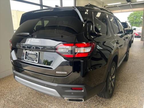2025 Honda Pilot Touring 8-Passenger